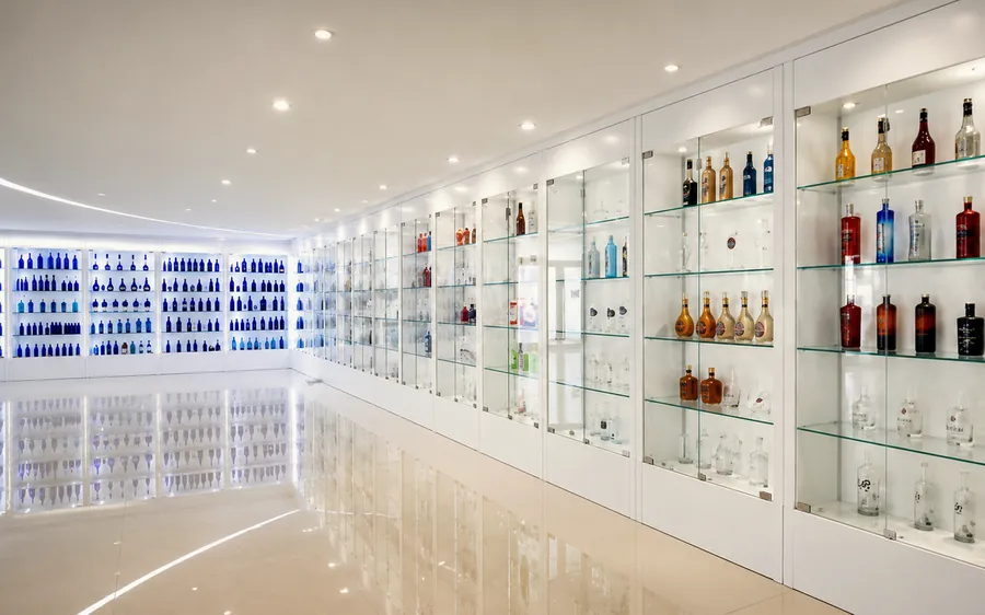 Display room with a wide range of glass bottle samples